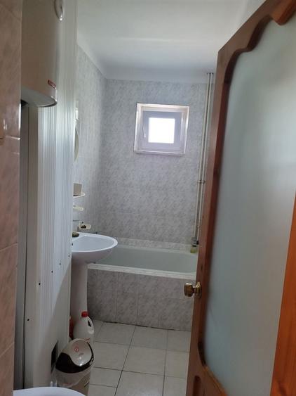 Apartament cu 3 camere semidecomandat în Șcheia
