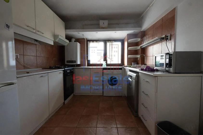 Apartament cu 4 camere decomandat în Filiași