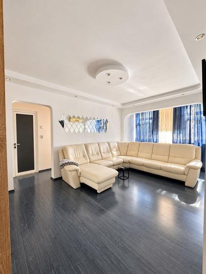 Apartament cu 3 camere semidecomandat, mobilat în Vest