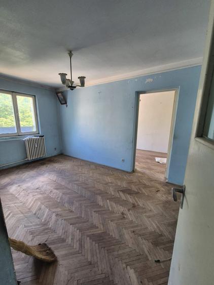 Apartament cu 2 camere semidecomandat în Podu Roș