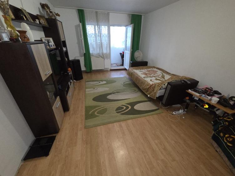 Apartament cu 4 camere decomandat în Lipovei