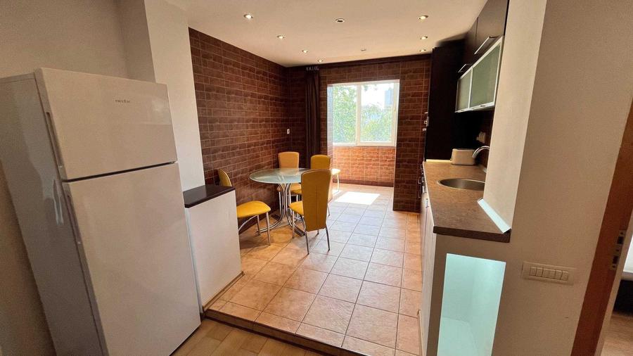 Apartament cu 3 camere semidecomandat în Apusului