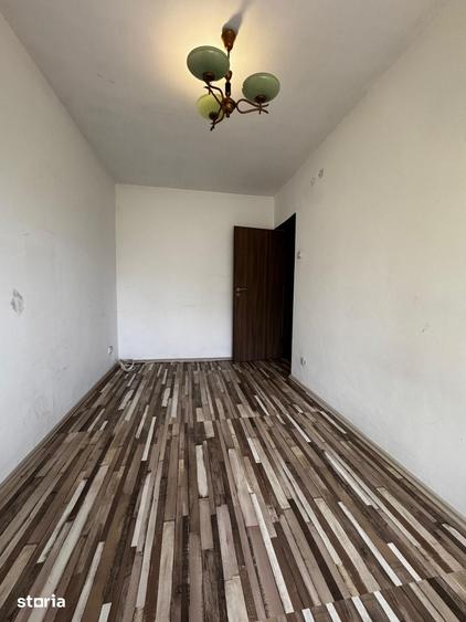 Apartament cu 3 camere semidecomandat în Tătărași