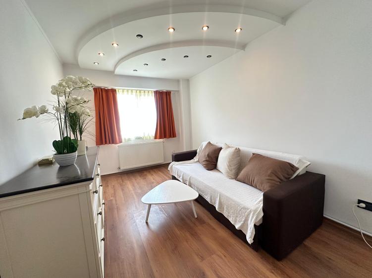 Apartament cu 3 camere decomandat în