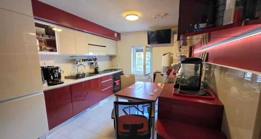 Apartament cu 3 camere semidecomandat, mobilat în Complex Studențesc