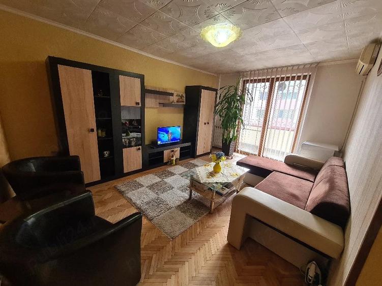 Apartament cu 3 camere decomandat, mobilat în Central