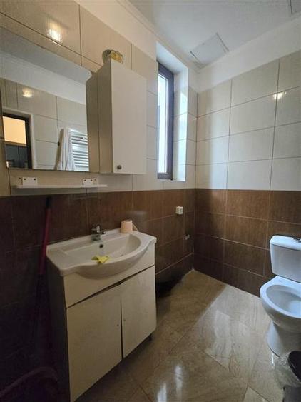 Apartament cu 5 camere semidecomandat în Bucureștii Noi