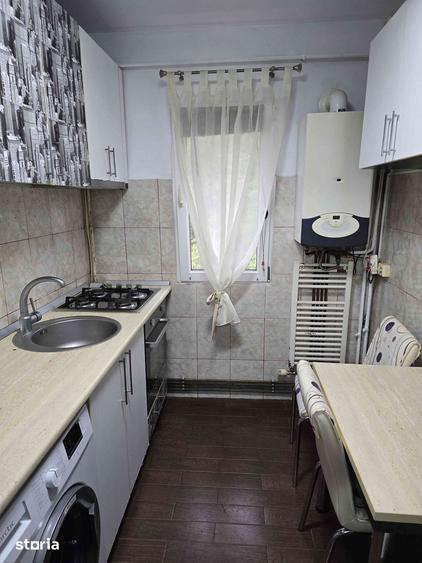 Apartament cu 3 camere în Podu Roș