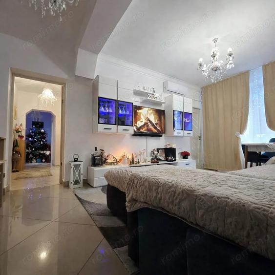 Apartament cu 3 camere semidecomandat în Central