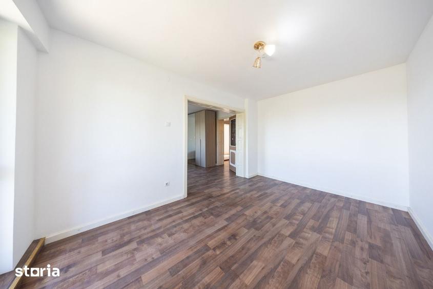 Casă cu 7 camere cu Teren 750 Mp în Tractorul