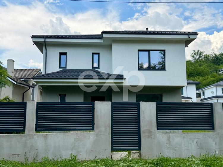 Casă individuală cu 4 camere cu Canalizare în Nord-Est
