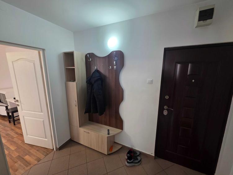 Apartament cu 2 camere semidecomandat în Podu Roș