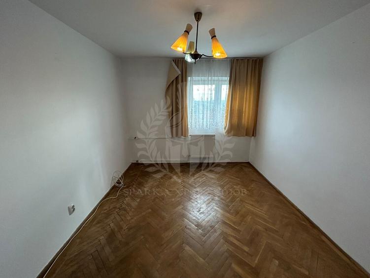 Apartament cu 4 camere decomandat în Sud