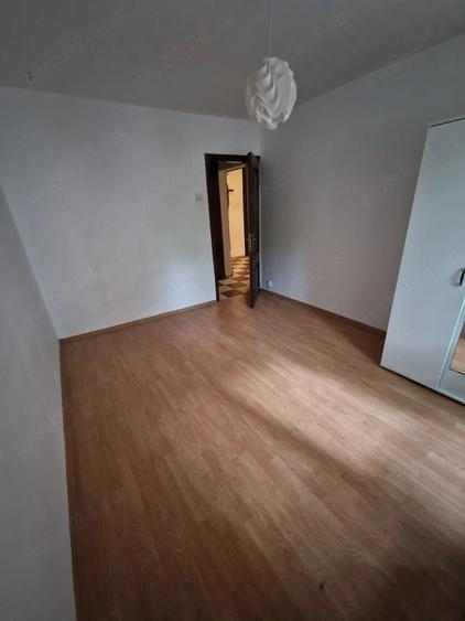 Apartament cu 4 camere semidecomandat în Tei