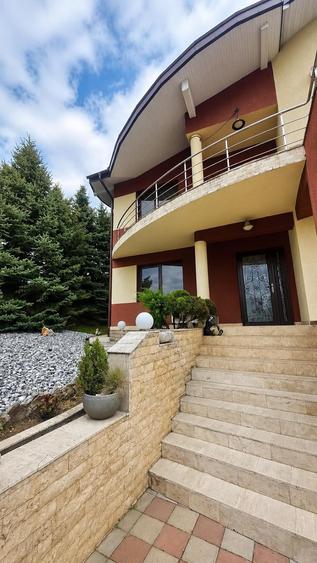 Casă individuală cu 7 camere cu Teren 825 Mp în Bucium