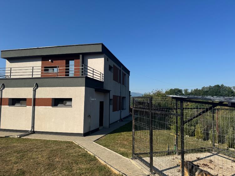 Casă individuală cu 5 camere cu Teren 1000 Mp în Central