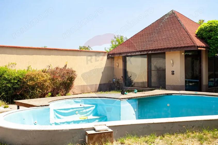 Casă cu Piscina în Est