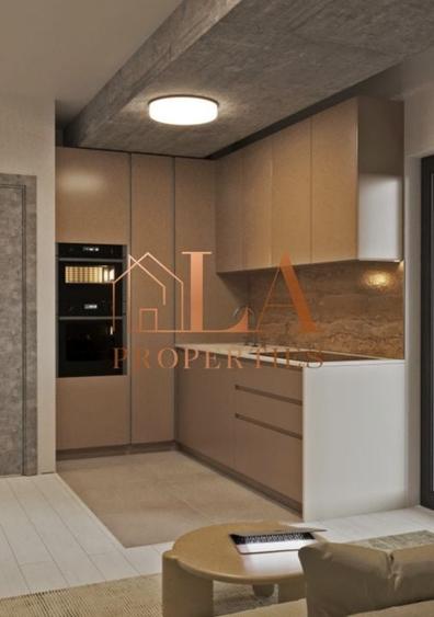 Penthouse cu 3 camere decomandat în Sud-Vest