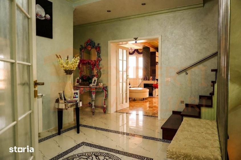 Casă cu 7 camere cu Teren 400 Mp în Central