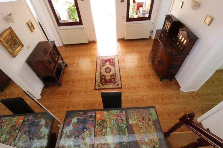 Casă cu 9 camere cu Garaj în Ciolpani