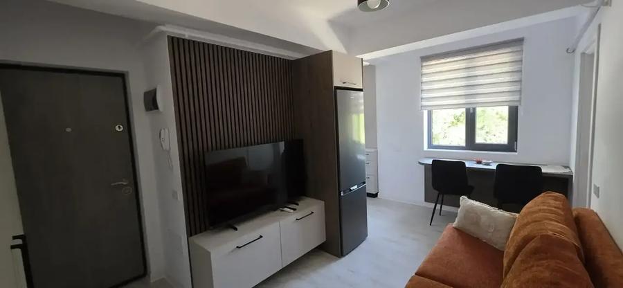 Apartament cu 2 camere semidecomandat, mobilat în Central