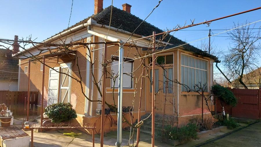 Casă cu 4 camere cu Teren 2984 Mp în Central