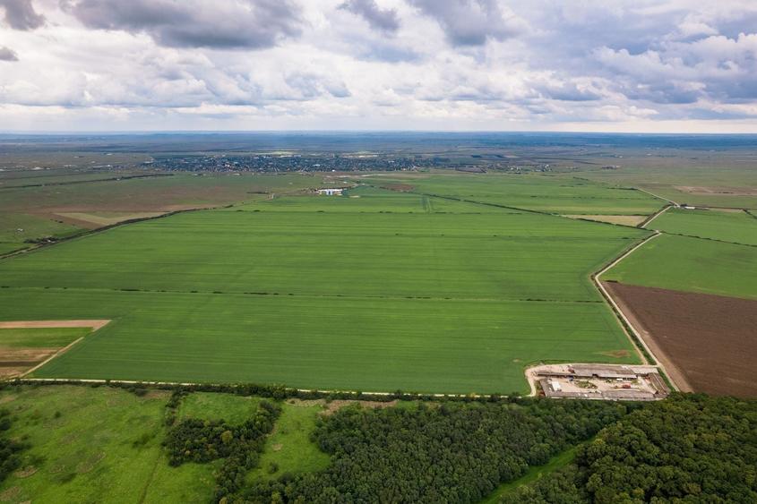 Teren agricol extravilan de 12840000 mp, în Periferie