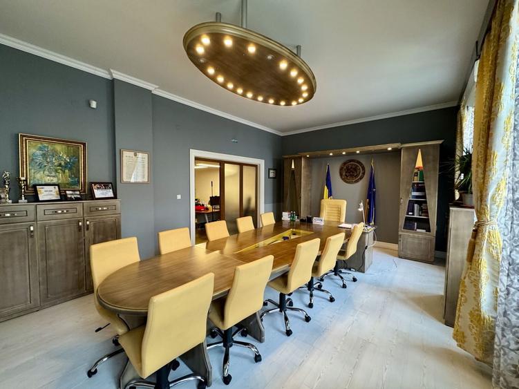 Casă individuală cu 13 camere cu Canalizare în Elisabetin
