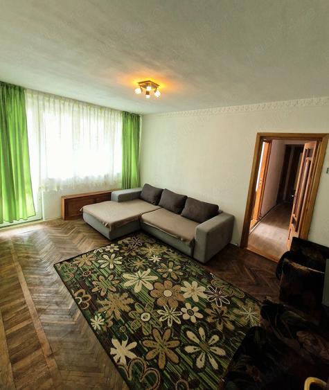 Apartament cu 3 camere semidecomandat în Micro 16