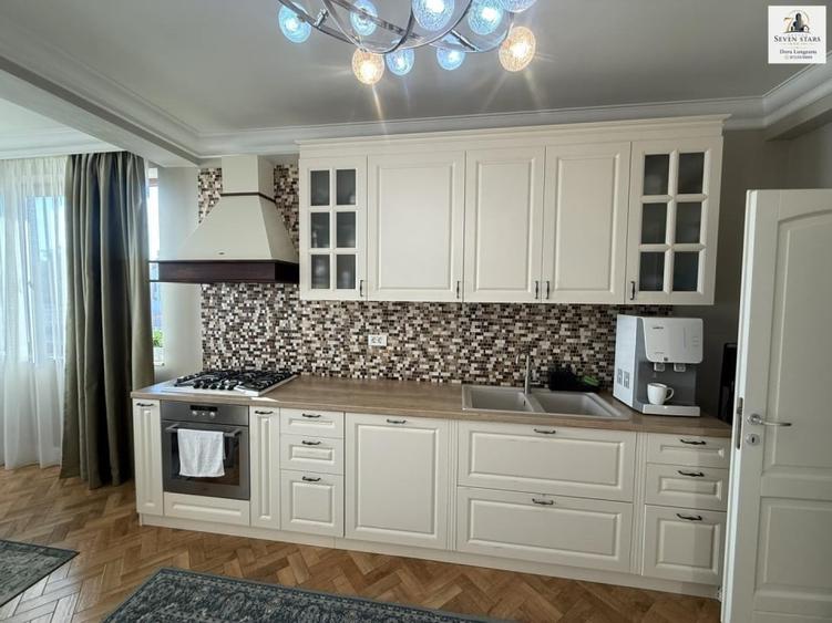Penthouse cu 10 camere, mobilat în Central