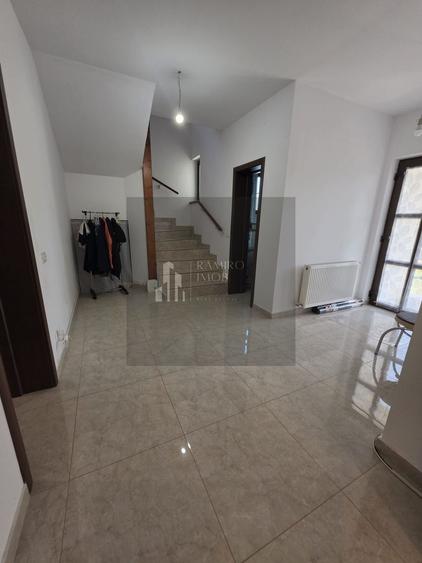 Casă individuală cu 6 camere cu Canalizare în Central