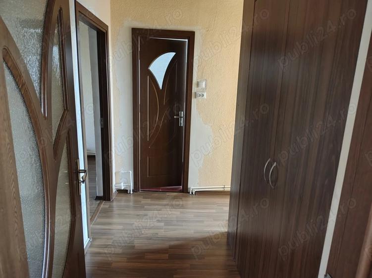 Apartament cu 3 camere semidecomandat în Berceni