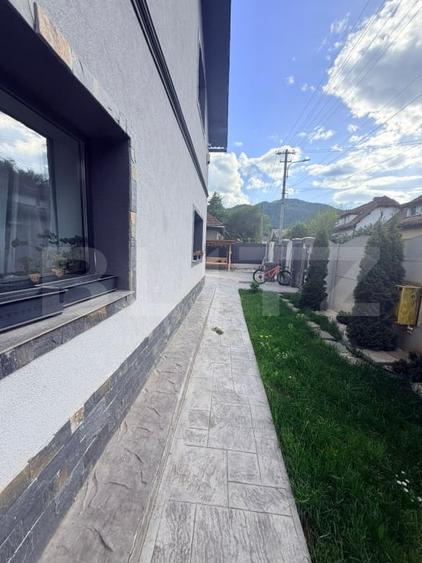 Casă individuală cu 8 camere cu Canalizare în Noua