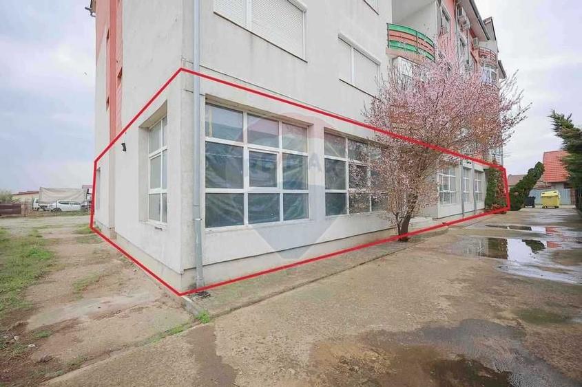 Spațiu comercial, de 432 mp, în Sânmartin