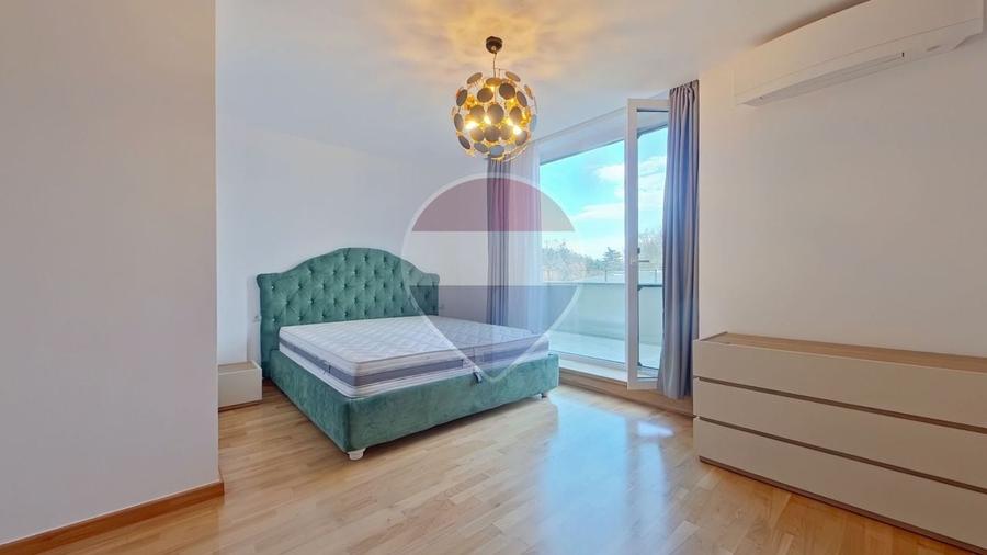 Apartament cu 3 camere semidecomandat, mobilat în Central
