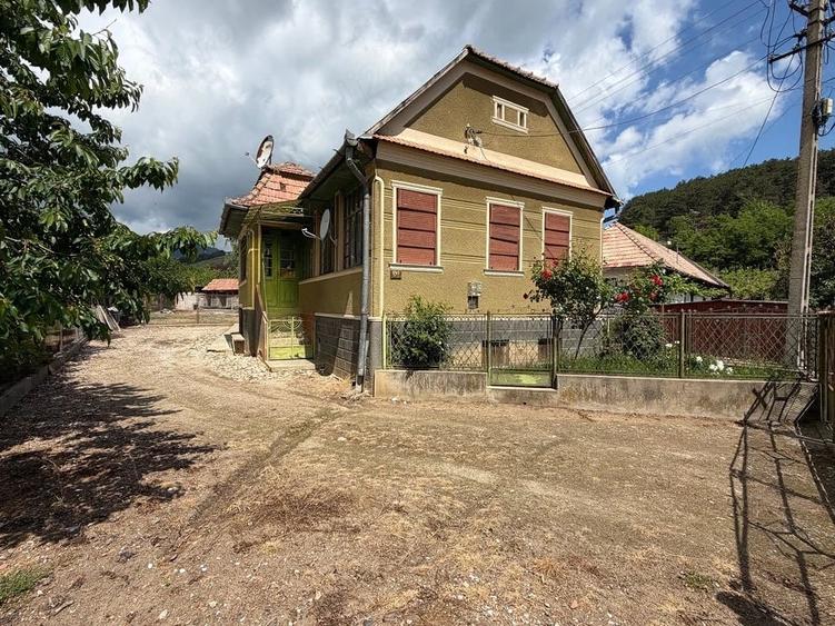 Casă cu Teren 1687 Mp în Colțești