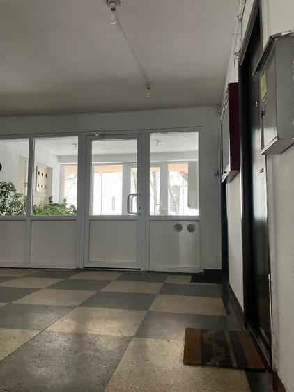 Apartament cu 3 camere semidecomandat în Titan
