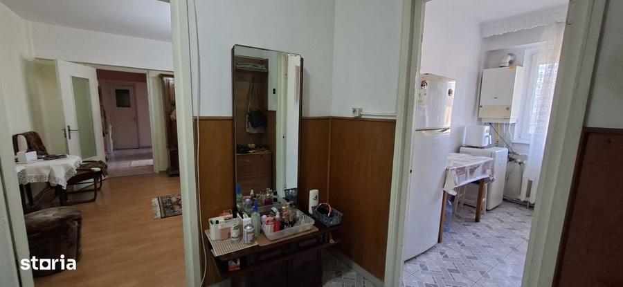 Apartament cu 3 camere semidecomandat în Mioriței