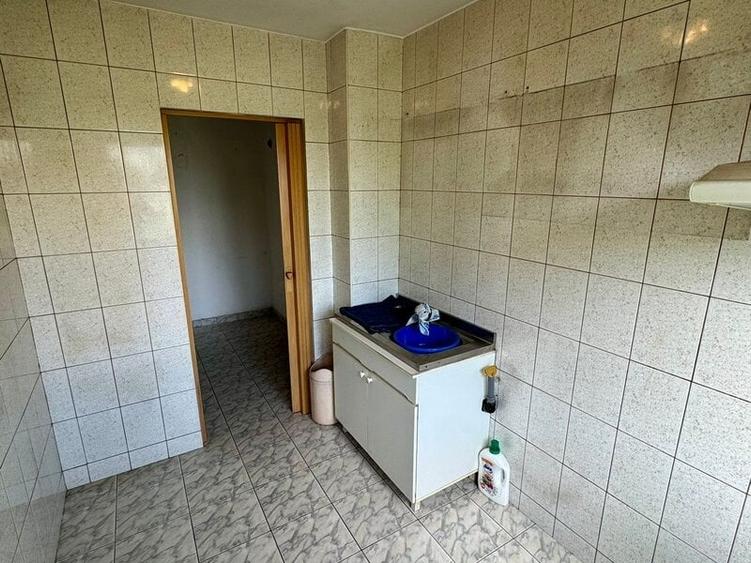 Apartament cu 3 camere semidecomandat în Berceni