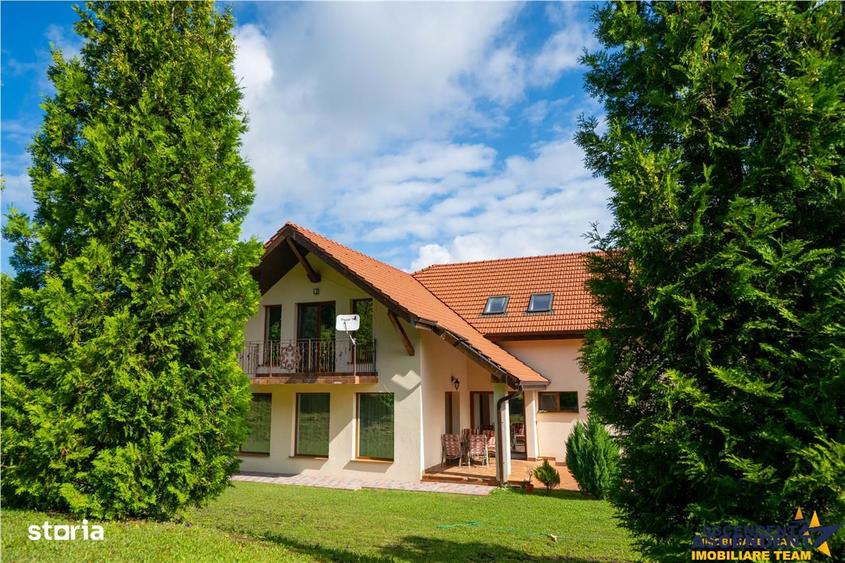 Casă cu 9 camere decomandat cu Teren 1750 Mp în Central