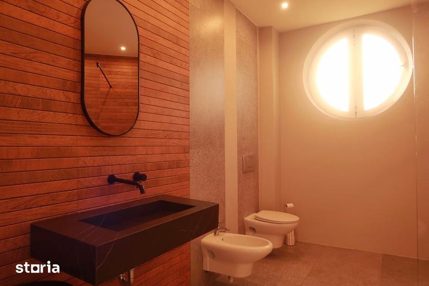Casă cu 6 camere semidecomandat cu Teren 1400 Mp în Sânmartin