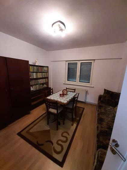 Apartament cu 4 camere decomandat în Vitrometan