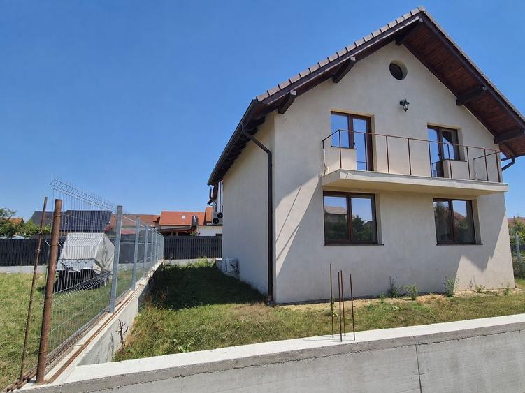 Casă individuală cu 4 camere cu Teren 300 Mp în Exterior Sud