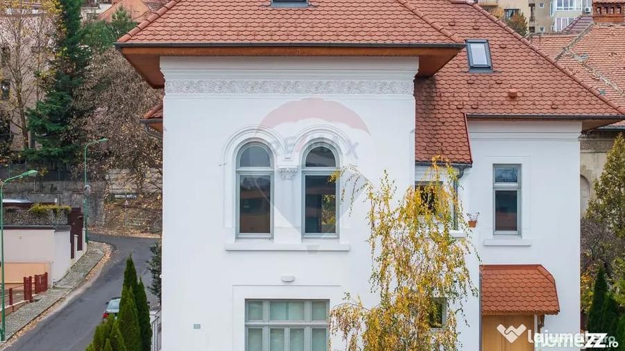 Casă cu 7 camere cu Teren 444 Mp în Dealul Cetății