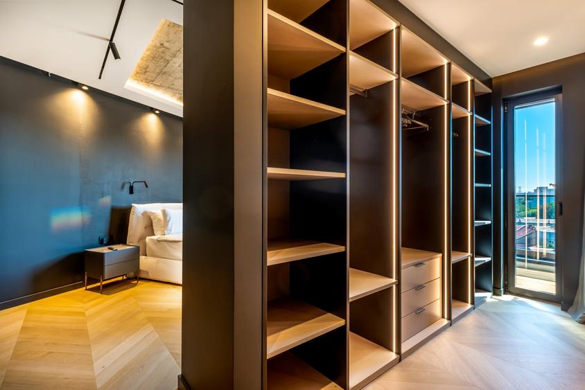 Apartament cu 4 camere semidecomandat, mobilat în Central