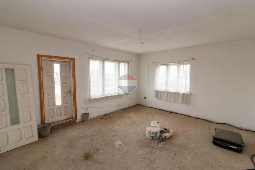 Casă individuală cu 7 camere cu Teren 583 Mp în Central