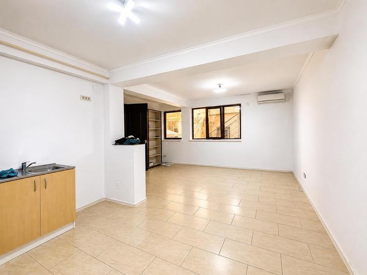 Casă cu 5 camere cu Canalizare în Banu Manta