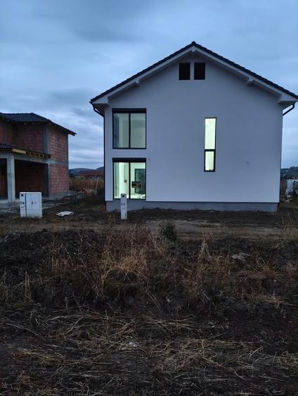 Casă cu 4 camere decomandat în Central
