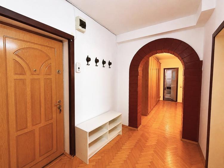 Apartament cu 3 camere decomandat, mobilat în Nicolina