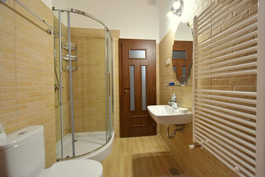 Apartament cu 3 camere semidecomandat, mobilat în Ultracentral